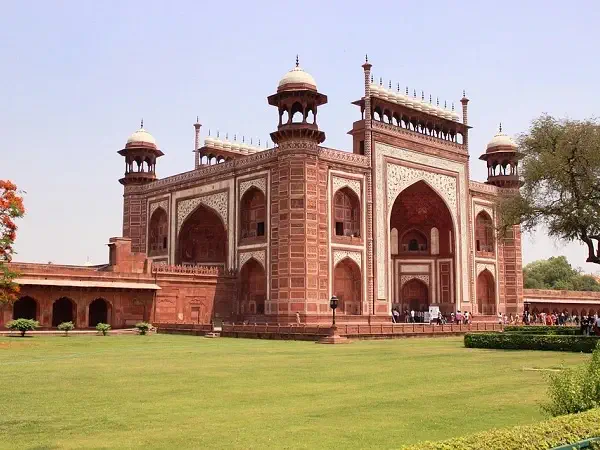7. Akbar Tomb